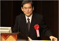 開会の挨拶をされる濱田総長