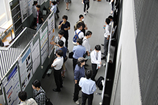 賑わうポスター会場