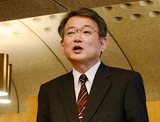 懇談会で挨拶される久保委員長